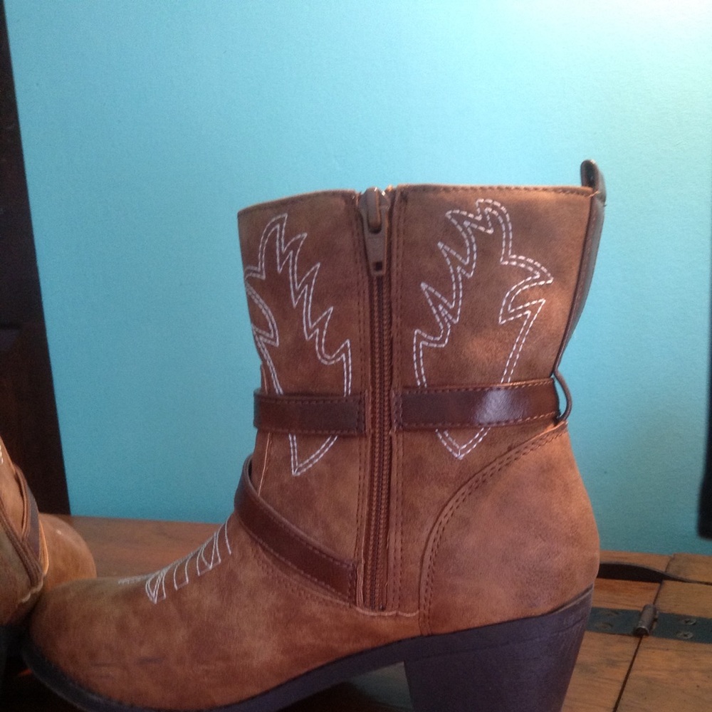 Boots - Picture 6 of 8
